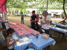 子ども店長に値切り倒す二人